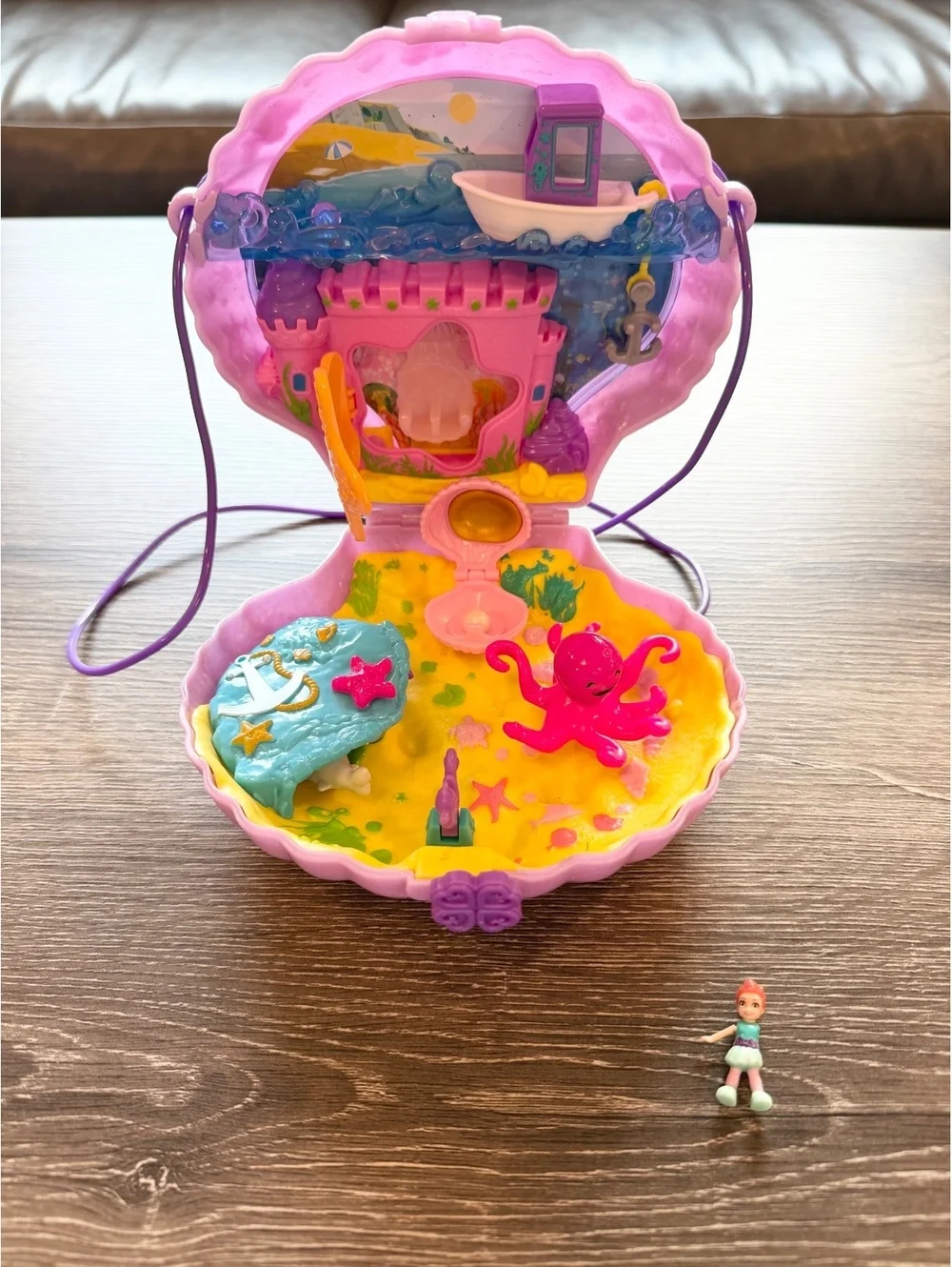 Polly Pocket Seashell Beach Compact Playset GNH11 2019 Mattel w/ Doll